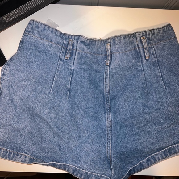 Abercrombie & Fitch Mom-Fit Denim Shorts - Picture 4 of 4